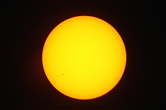 撮影日時：2014/04/11 9:10 ｼｰﾆﾝｸﾞ:普通､晴 露出1/50秒の写真をRegiStax6にて50枚合成 望遠鏡：ﾋﾞｸｾﾝNA120SWT(D=120mm,f=800mm)Ｆ6.7屈折 40mm接眼拡大撮影､対物用太陽金属ﾒｯｷｶﾞﾗｽﾌｨﾙﾀｰ(白色光) カメラ：Canon Eos Kiss X3 iso100 