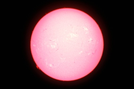 撮影日時：2014/04/19 11:30 露出0.5秒 ｼｰﾆﾝｸﾞ:普通､快晴 望遠鏡：ｺﾛﾅﾄﾞ ｿｰﾗｰﾏｯｸｽⅡ鏡筒60太陽望遠鏡(Hα線) カメラ：Canon Eos Kiss X3 iso100