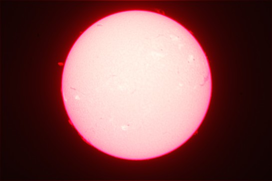 撮影日時：2014/04/20 10:46  ｼｰﾆﾝｸﾞ:普通､快晴 露出0.6秒の写真をRegiStax6にて27枚合成 望遠鏡：ｺﾛﾅﾄﾞ ｿｰﾗｰﾏｯｸｽⅡ鏡筒60太陽望遠鏡(Hα線) カメラ：Canon Eos Kiss X3 iso100