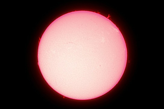 撮影日時：2014/04/23 14:01 露出0.8秒 ｼｰﾆﾝｸﾞ:普通､快晴靄 望遠鏡：ｺﾛﾅﾄﾞ ｿｰﾗｰﾏｯｸｽⅡ鏡筒60太陽望遠鏡(Hα線) カメラ：Canon Eos Kiss X3 iso100