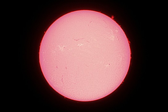 撮影日時：2014/04/24 9:53 露出0.6秒 ｼｰﾆﾝｸﾞ:普通､快晴靄 望遠鏡：ｺﾛﾅﾄﾞ ｿｰﾗｰﾏｯｸｽⅡ鏡筒60太陽望遠鏡(Hα線) カメラ：Canon Eos Kiss X3 iso100